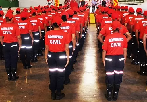 Em caso de descumprimento, os estabelecimentos que não manterem Bombeiros Civis e Brigadas de Incêndio estarão sujeitos a multa de R$ 7.110